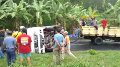 Sopir Hilang Konsentrasi, Mobil Travel dengan Belasan Penumpang Terbalik di Cilacap