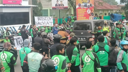 Ribuan Driver Ojol dan Komunitas Motor Garut Blokir Jalan Tolak Kenaikan Harga BBM