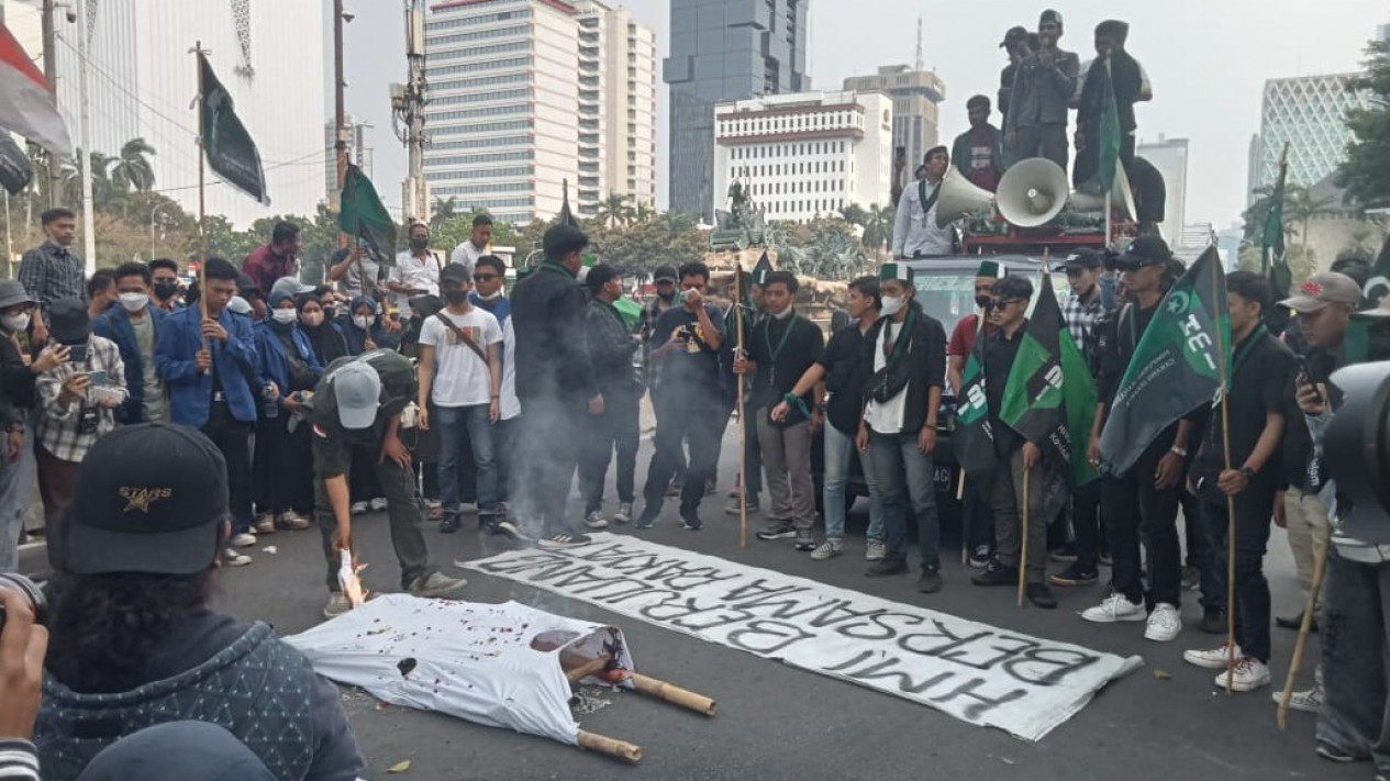 Tegas Tolak Kenaikan Harga BBM, HMI Serentak Demo di Indonesia
            - galeri foto