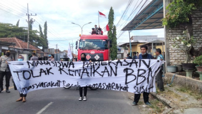 Demo Kenaikan BBM, Aliansi BEM Pamekasan Madura Cegat dan Naiki Truk BBM Milik Pertamina