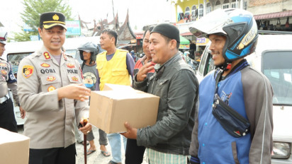 Dampak BBM Naik, Polres Padang Pariaman Bagikan Ratusan Paket Sembako kepada Sopir Angkutan Uumum, Truk dan Ojol
