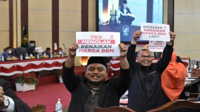 Tolak Kenaikan BBM, Fraksi PKS Bawa Poster Saat Rapat Paripurna DPRD Kota Medan