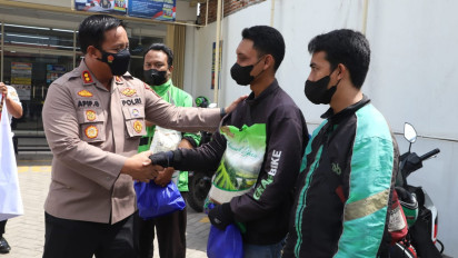 Gelar Bakti Sosial, Polres Mojokerto Bagikan Sembako ke Tukang Ojek yang Terdampak Penyesuaian Harga BBM