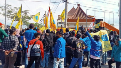 Tolak Kenaikan Harga BBM, Ratusan Mahasiswa Gelar Aksi Demo di Gedung DPRD Kabupaten Probolinggo