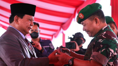 Prabowo Subianto Memberikan Pistol Produksi PT Pindad kepada 3 Kepala Staf TNI