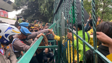 Tolak Kenaikan Harga BBM, Ribuan Mahasiswa Berusaha Terobos Gerbang Kantor Gubernur Jateng