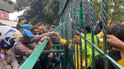 Tolak Kenaikan Harga BBM, Ribuan Mahasiswa Berusaha Terobos Gerbang Kantor Gubernur Jateng