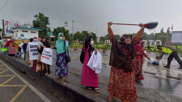 Demo Tolak Kenaikan Harga BBM, Emak-emak di Purwokerto Bawa Peralatan Rumah Tangga