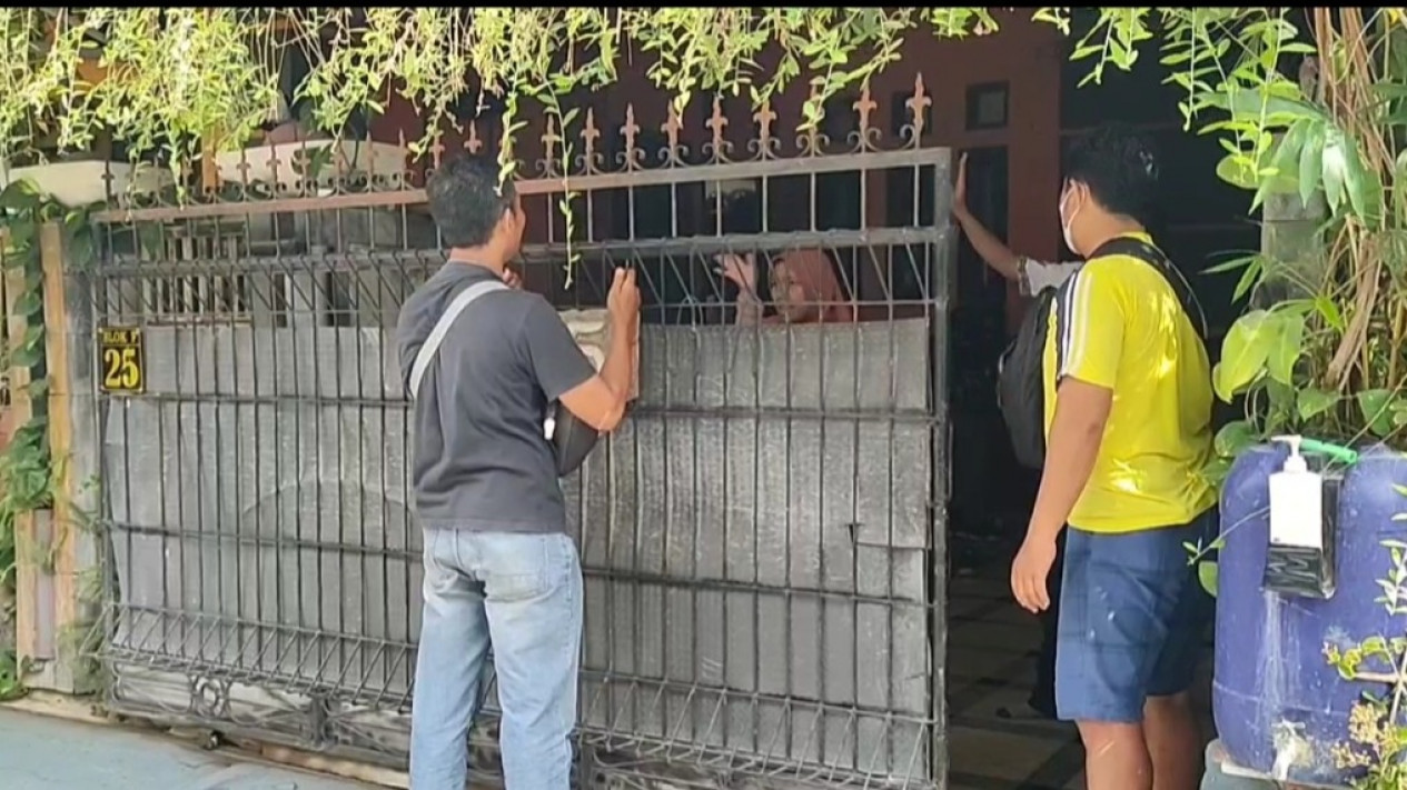 Duit Rp400 Juta Digondol Maling di Depan Rumah, Aksi Tiga Pelaku Terekam CCTV
            - galeri foto