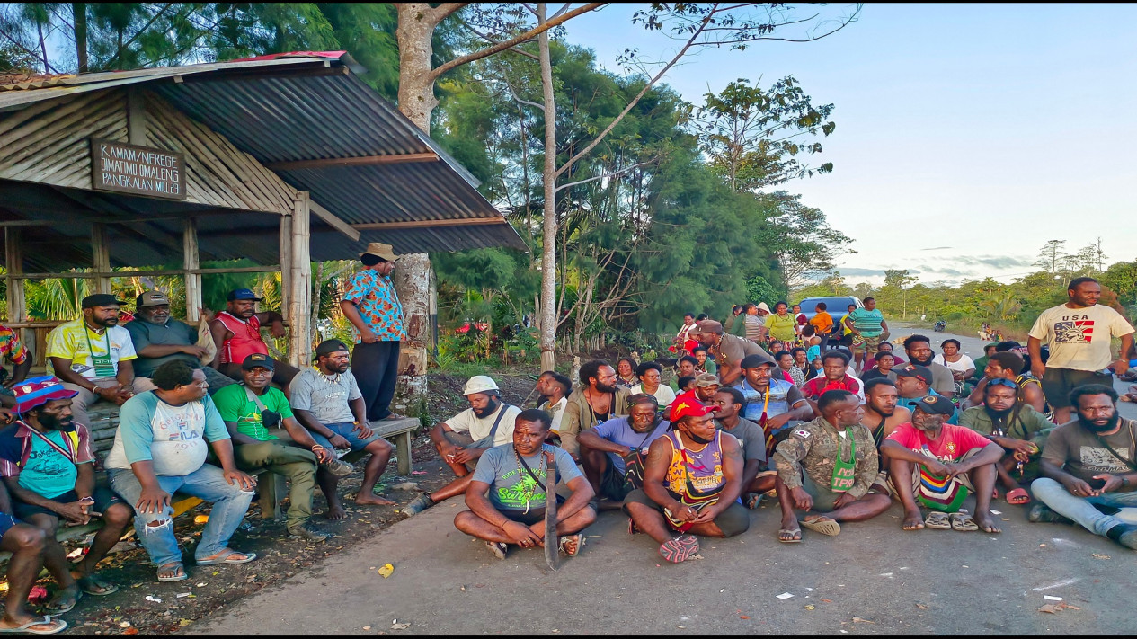 Pihak Keluarga Sesalkan dan Sayangkan Cara Penangkapan Bupati Mimika Eltinus Omaleng oleh KPK di Jayapura
            - galeri foto