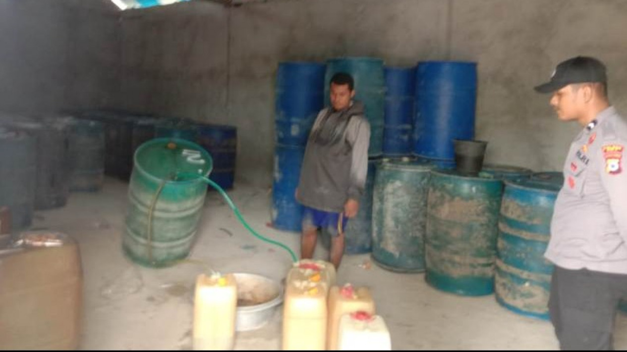 Penyelundupan Ribuan Liter BBM Diamankan Polisi di Laut Seram Timur
            - galeri foto