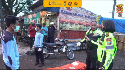 Truk Gandeng Muatan Kayu Terlibat Kecelakaan dengan Pengendara Sepeda Motor di Malang