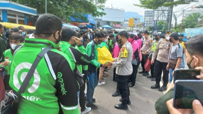 Ringankan Dampak Kenaikan Harga BBM, Mahasiswa dan Polisi di Sukabumi Bagikan Sembako