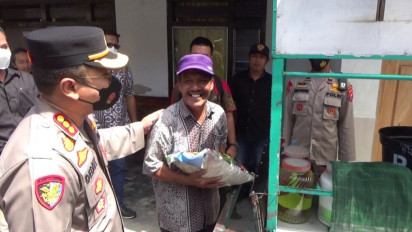 Harga BBM Naik, Jajaran Polresta Banyuwangi Bagikan Beras ke Para PKL dan Tukang Becak