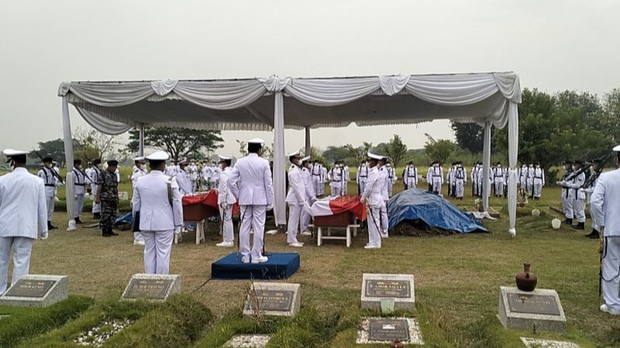 Dua Penerbang Pesawat Latih TNI AL yang Jatuh Dimakamkan Berdampingan
            - galeri foto