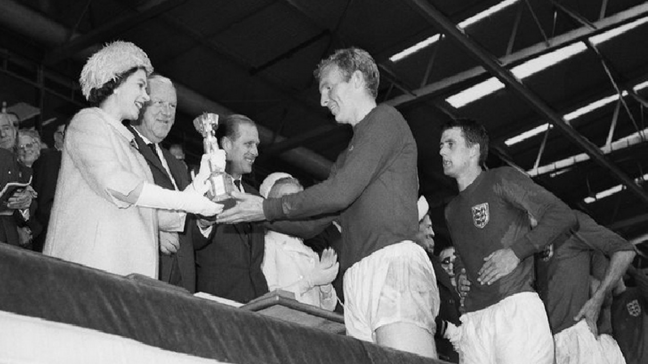 Ratu Elizabeth II dan Sepakbola Inggris, Saksi Juara Piala Dunia 1966, Tapi Sebenarnya Apa Klub Favoritnya di London?
            - galeri foto