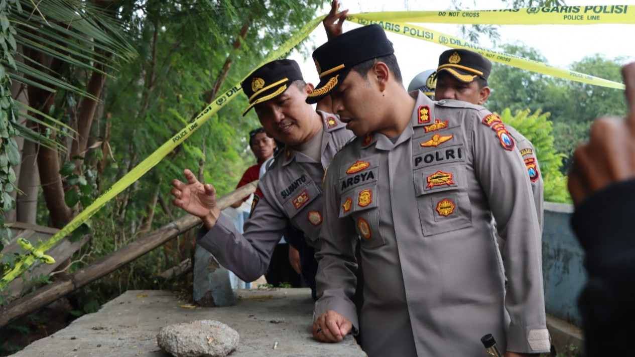 Gelar Olah TKP, Kapolres Probolinggo Tinjau Lokasi Jembatan Gantung Ambruk
            - galeri foto