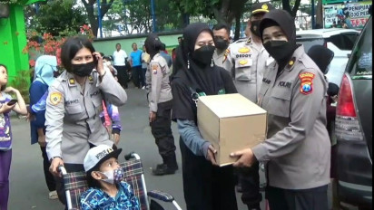 Terdampak Kenaikan Harga BBM, Polresta Malang Kota Bagikan Bantuan Sosial untuk Lansia dan Disabilitas