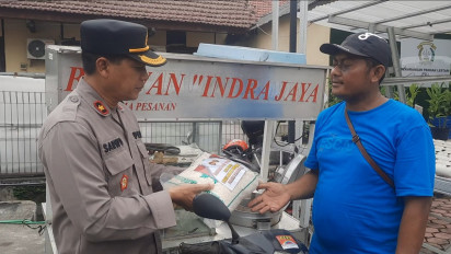 Ringankan Beban Masyarakat Terdampak Kenaikan Harga BBM, Bhabinkamtibmas Polres Mojokerto Kota Bagikan Sembako