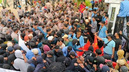 Tolak Kenaikan BBM, Ratusan Mahasiswa Dobrak Gerbang Kantor DPRD Indramayu