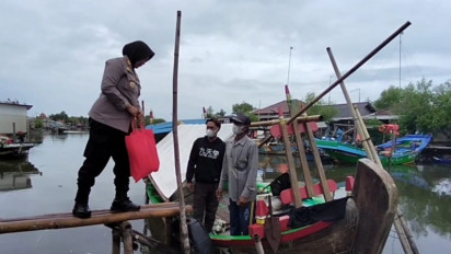 Dampak Kenaikan BBM, Kapolres dan Mahasiswa Bagikan Sembako ke Nelayan