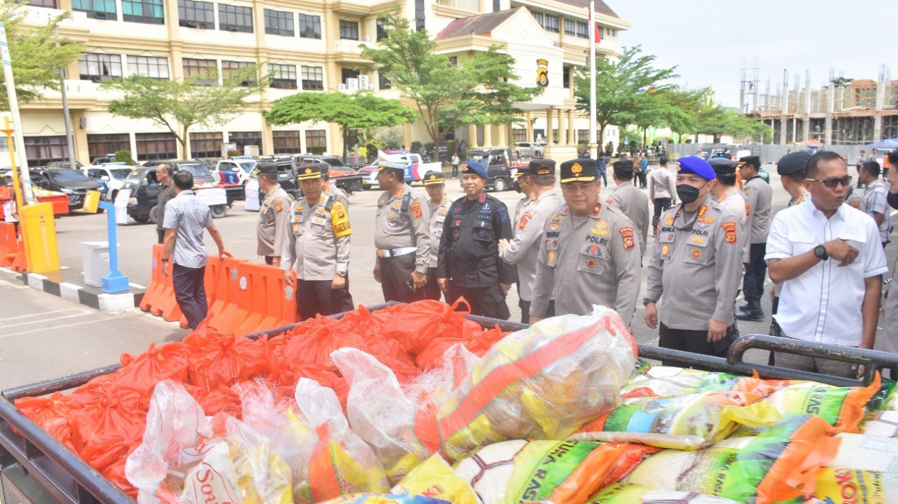Polda Jambi Bagikan Ribuan Paket Sembako kepada Masyarakat Terdampak Kenaikan Harga BBM
            - galeri foto