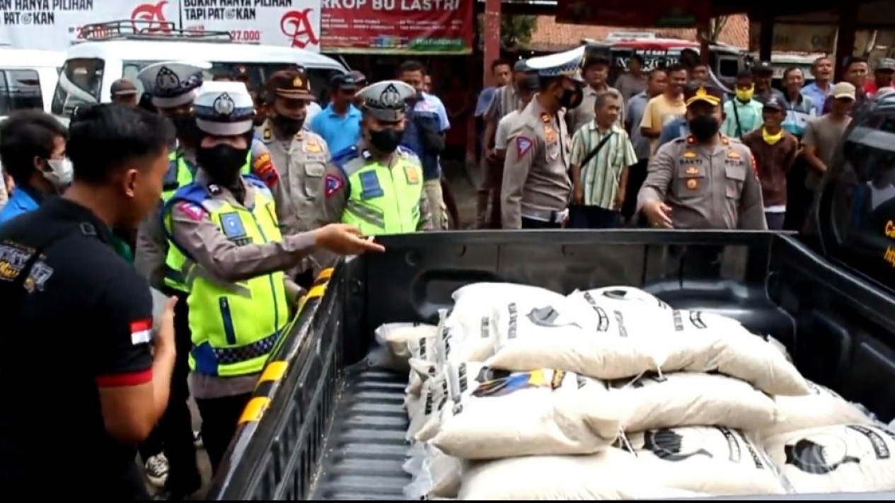 Polres Kebumen Distribusikan 10 Ton Beras untuk Warga Terdampak Kenaikan Harga BBM
            - galeri foto