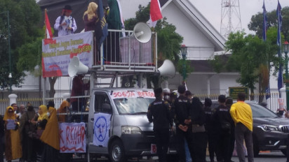 Emak-emak dan Parpol di Yogyakarta Tolak Kenaikan Harga BBM di Titik Nol Km