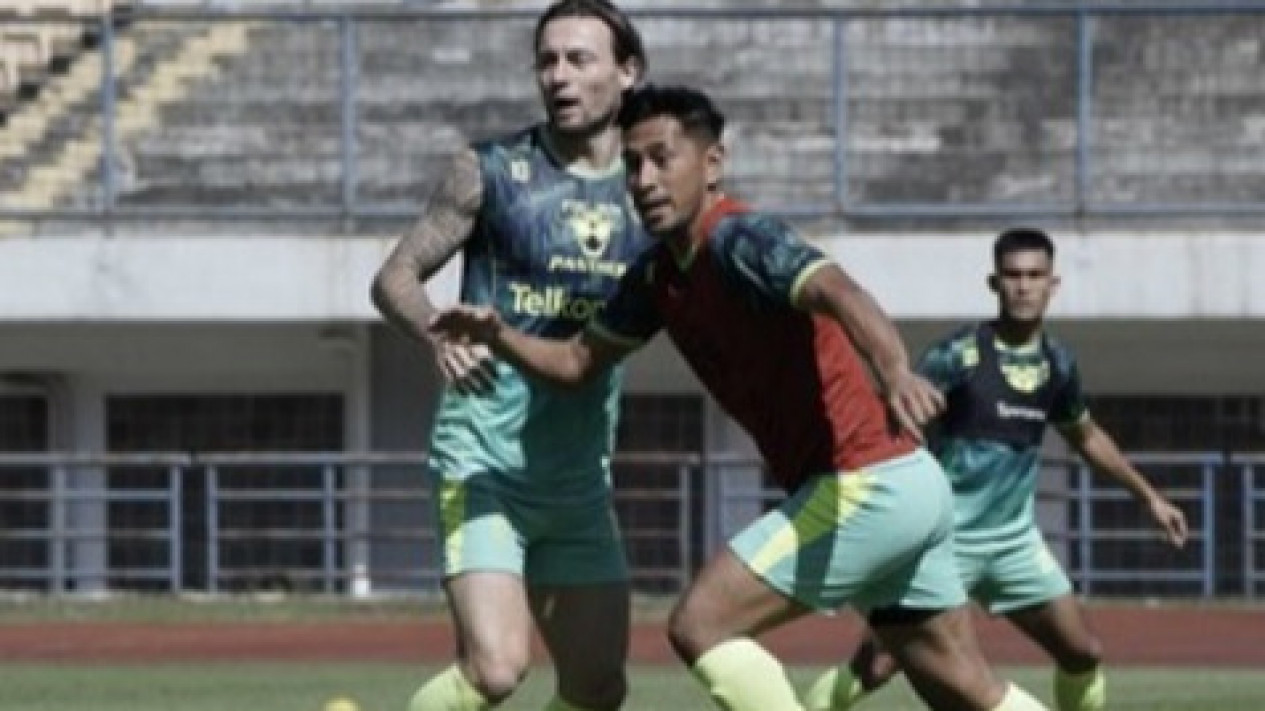 Bek Persib Daisuke Sato Siap Hadapi Arema FC
            - galeri foto