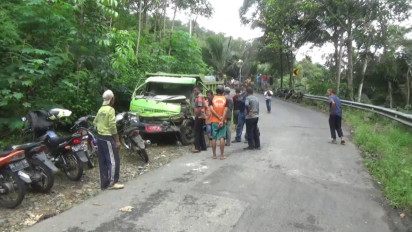 Rem Blong, Truk Plat Merah Tabrak Truk Muatan hingga Masuk Jurang Sedalam 50 Meter di Trenggalek