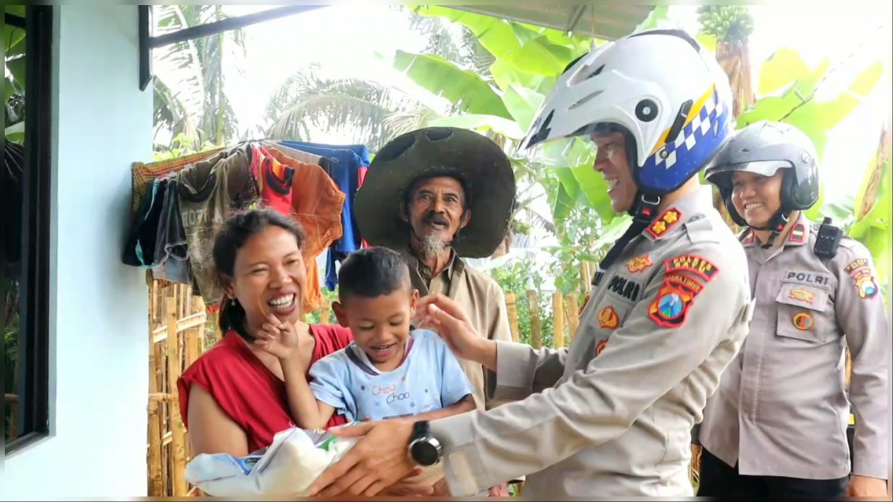 Terdampak Naiknya Harga BBM, Polres Batu Bagikan Beras ke Warga
            - galeri foto