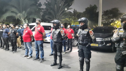 Malam-malam Tim Patroli Perintis Presisi Polda Metro Jaya Bagikan Ribuan Paket Sembako ke Driver Ojol