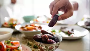 Ilustrasi Makan Kurma