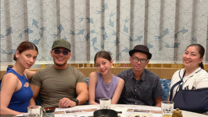 Akur! Potret Deddy Corbuzier Makan Bareng Orang Tua Kandung Nada Tarina Putri, Netizen Pusing: Martabaknya Harus Bawa Double Kalo Ngapel