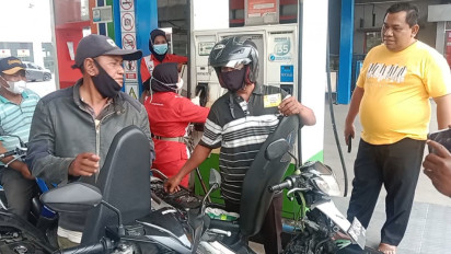 Bantu Masyarakat Kecil, DPD Golkar Sumut Beri Pengisian BBM Gratis Kepada Penarik Becak Bermotor dan Ojek