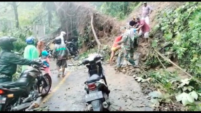 Tanah Longsor dan Pohon Tumbang Terjang Jalur Piket Nol, Ratusan Pengendara Motor Terjebak