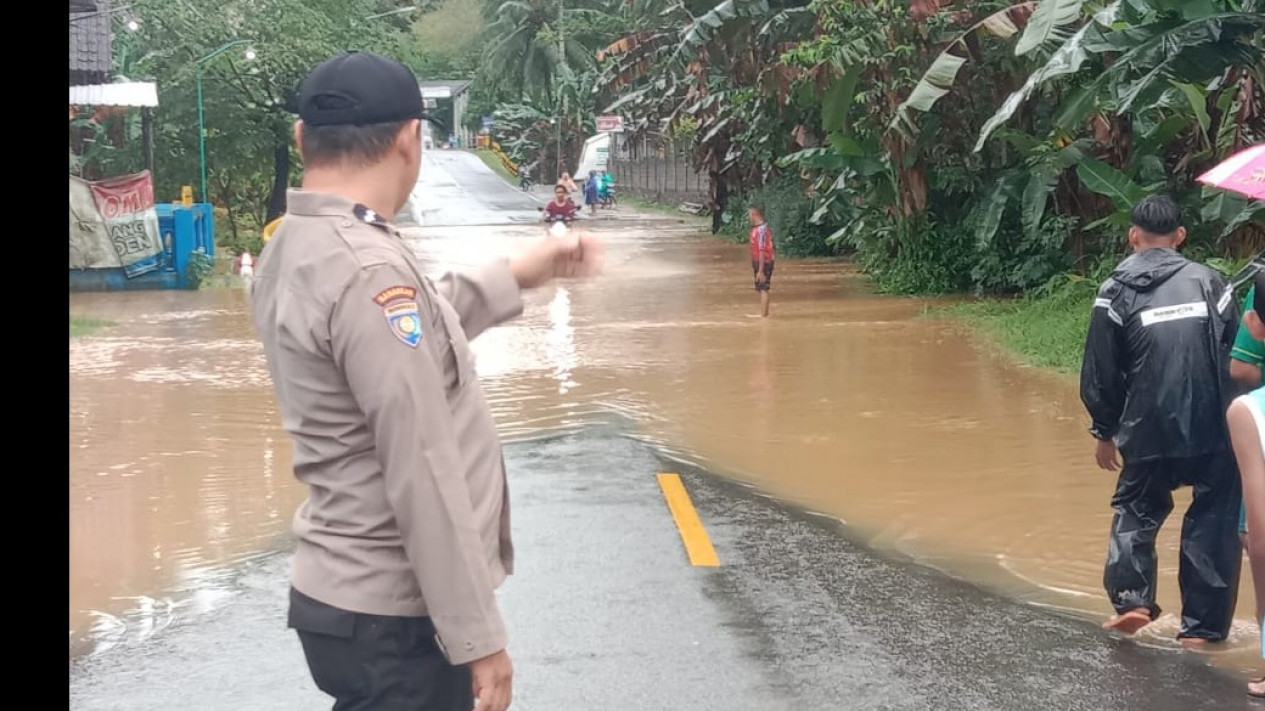 Air Sungai Meluap, Belasan Rumah di Kabupaten Malang Terendam Banjir
            - galeri foto