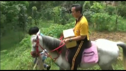 Akses di Pelosok Desa Terjal, Polisi di Bangkalan, Madura Berbagi Sembako dengan Naik Kuda