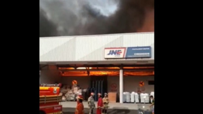 Gudang Milik JNE di Jalan Pekapuran Depok Terbakar