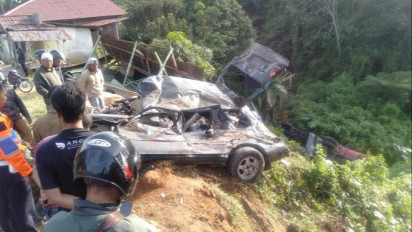 Rem Blong Truk Tangki Tabrak Minibus dan Masuk Ke Jurang 2 Orang Tewas