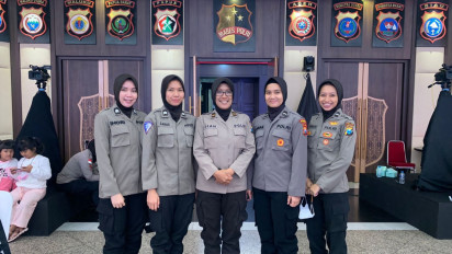 Hut Polwan ke-74, Kapolri Beri Penghargaan kepada Lima Srikandi dari Polda Jatim atas Prestasi yang Ditorehkannya