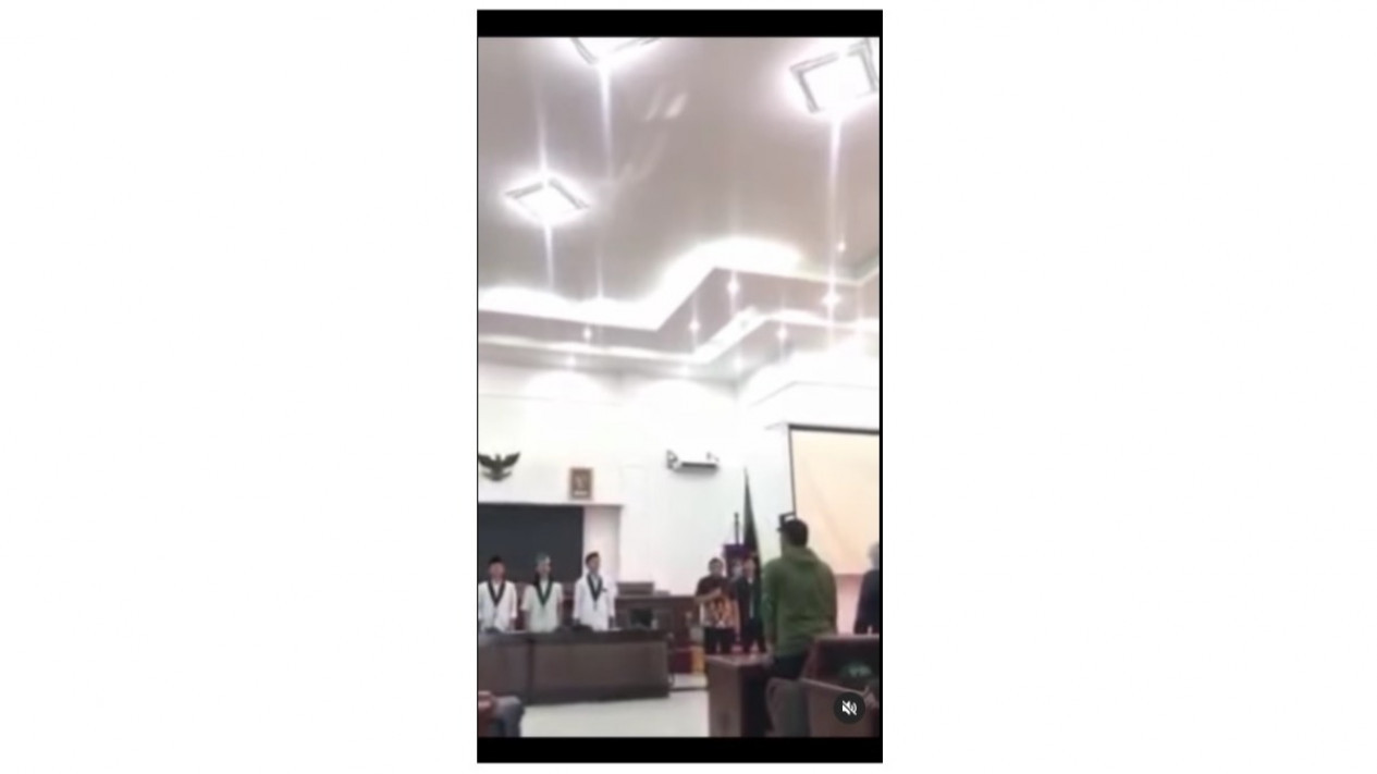 Viral Sebuah Video yang Menunjukkan Diduga Ketua DPRD Lumajang Tak Hafal Pancasila.
            - galeri foto