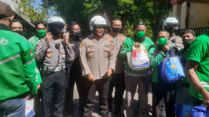 Naik Scooter, Jajaran Polres Probolinggo Kota Blusukan Bagikan Ratusan Sembako