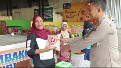 Ringankan Beban Masyarakat atas Kenaikan Harga BBM, Polsek Pulung Ponorogo Patroli dan Berbagi Sembako