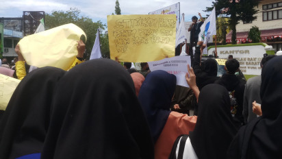 Tolak Kenaikan BBM, Ratusan Mahasiswa Bersama Buruh Kepung Kantor DPRK Aceh Barat