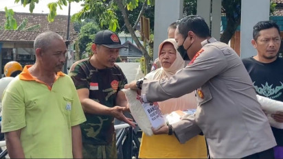 Bantu Masyarakat Terdampak Kenaikan BBM, Polsek Ungaran Salurkan Bantuan Beras Hasil Patungan Anggota