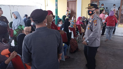 Polrestabes Medan Kawal Pembagian BLT Kepada Warga Kurang Mampu Terdampak Kenaikan BBM