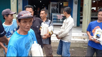 Terdampak Kenaikan Harga BBM, Tukang Becak dan Kuli Panggul Pasar di Kebumen Terima Bantuan Beras