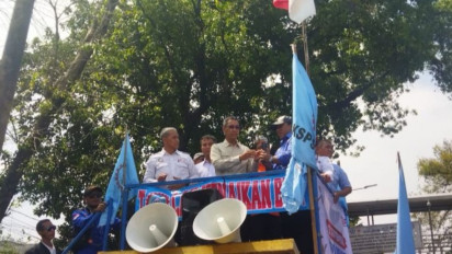 Momen Kasetpres Temui Massa Aksi 1209 Demo Harga BBM Naik: Aspirasi Akan Ditindaklanjuti
