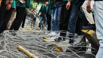 Situasi Terkini Demo Mahasiswa Tolak BBM Naik: Pendemo Robohkan Lalu Injak-injak Kawat Berduri di Patung Kuda